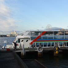 この桟橋を通って乗船します。