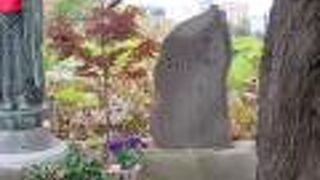 弁天堂の手前にある扇の形の碑