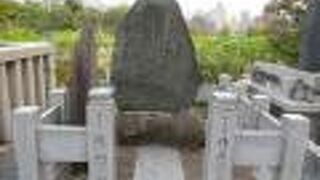 弁天堂にある立派な碑