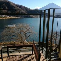 テラス越しの河口湖と富士山