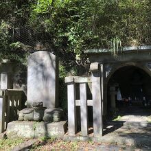 やぐらの中に墓石がある