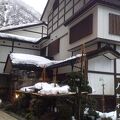 庄川峡に建つ秘境旅館