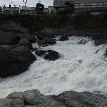 自然のもたらす荒々しい光景が街の近くで見れます。