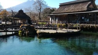 富士の湧水が滾々と流れ出る絶景の泉