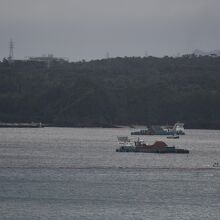 埋め立てを邪魔されないよう、監視船が行き交います