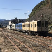 駅構内に留置されている、くま川鉄道の車両