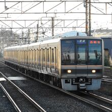 茨木駅ホームで撮るとこんな感じで下り列車が撮れる。