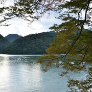 山梨県との県境に位置する自然豊かな湖