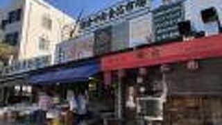 １０件ほどの小さな店舗が集まっている