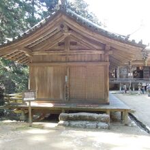 開山堂と護法堂に向かって建つ