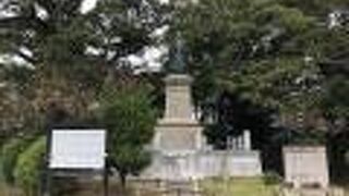 高い台の上にあります