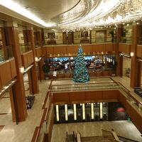 ロビー内の大きなクリスマスツリー