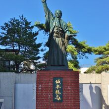 十字街に建つ坂本龍馬像 By Sahra 蝦夷地の坂本龍馬像のクチコミ フォートラベル