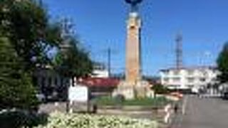 ブロンズの鳳凰碑