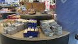 多種多様に揃うお土産屋　