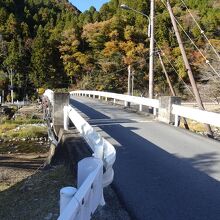 アプローチルート途中の橋。狭くて車のすれ違い不可