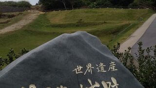 かなりきつい坂道と石段