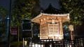 夜はライトアップされています。