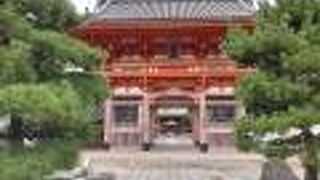 大きな朱の山門