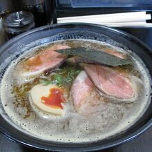 豚肉が生だから赤々としている