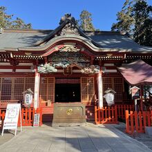 本殿！彫刻の色は褪せてきているものの、立派な彫刻だと思います