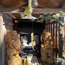 琴平神社の所に大黒様と恵比寿様が～(^ ^) 宝くじを撫でて