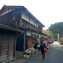 尾又橋のふもとにある