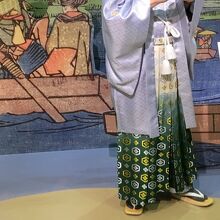 浮世絵を背景に記念撮影