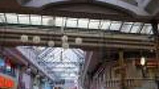 中島川と平行して通るアーケード商店街