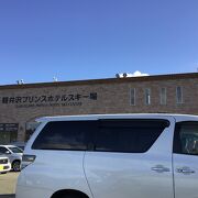 ＪＲ、しなの鉄道の軽井沢から徒歩でも行ける。