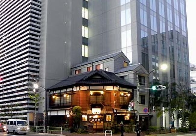 ビルの谷間の風情ある名店