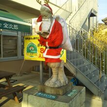 サンタクロース姿の二宮金次郎像