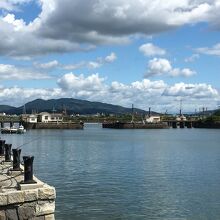 閘門とスルースゲート。奥が船が着岸する船渠になっている。