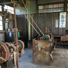 「職場」と呼ばれて工作室に並ぶ機械類