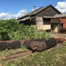 操業停止で打ち捨てられ錆びた鉄管