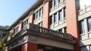 外観は復元した旧生糸検査所そのものですが、実際は新しく建てられた横浜第２合同庁舎です。