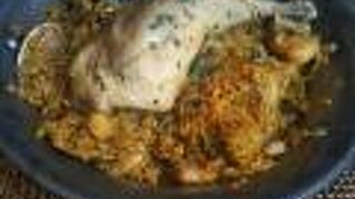 一人前のパエリア皿にて