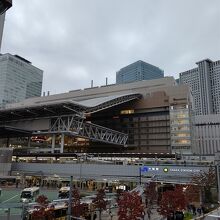 歩道橋の上から見た大阪駅