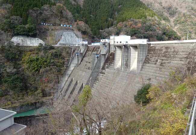 全国でも珍しい中空重力式コンクリートダム （横山ダム） 