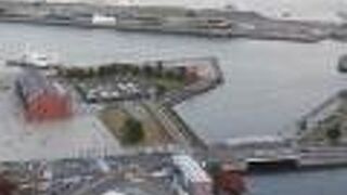 遠くからでも、普通の橋ではない外観で、何か特別な橋だとすぐにわかります。