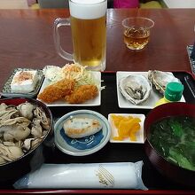 牡蠣飯をメインにした定食です。