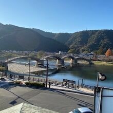 屋上展望台から見た錦帯橋です。