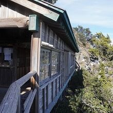 岩屋にはめ込眼れたような形で作られた石室神社