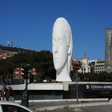 ユニークな白い顔の像