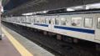 2020年12月27日現在、博多18時47分発普通列車鳥栖行きは国鉄製の４１５系という車両が使用されていました