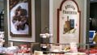 行列の出来るスイーツショップ