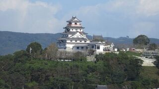 唐津の観光振興のため再建された姿の良いお城