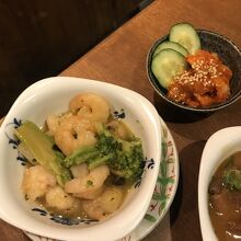 エビとブロッコリーのオイスター炒め290円