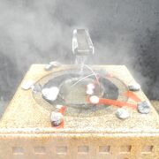 湯本の広場では飲泉ができ、塩味の温泉パワーを感じられます。