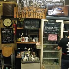 上にはグラス。カウンターにはお惣菜が並んでいます。